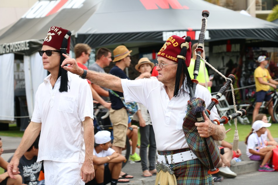 アイルランドの伝統的な楽器で行進