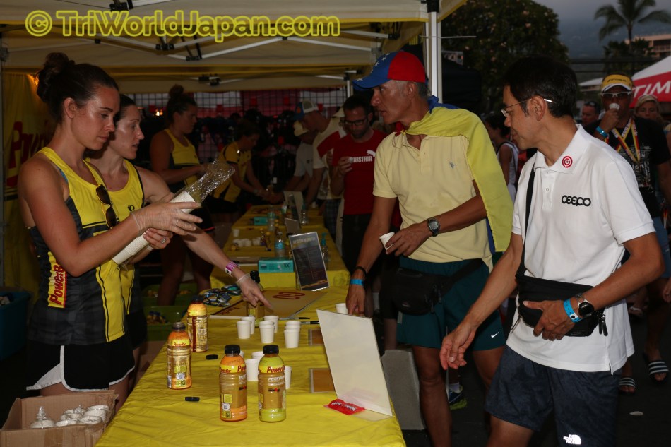 PowerBar商品の試食サンプルがずらっと並び、食べ放題です