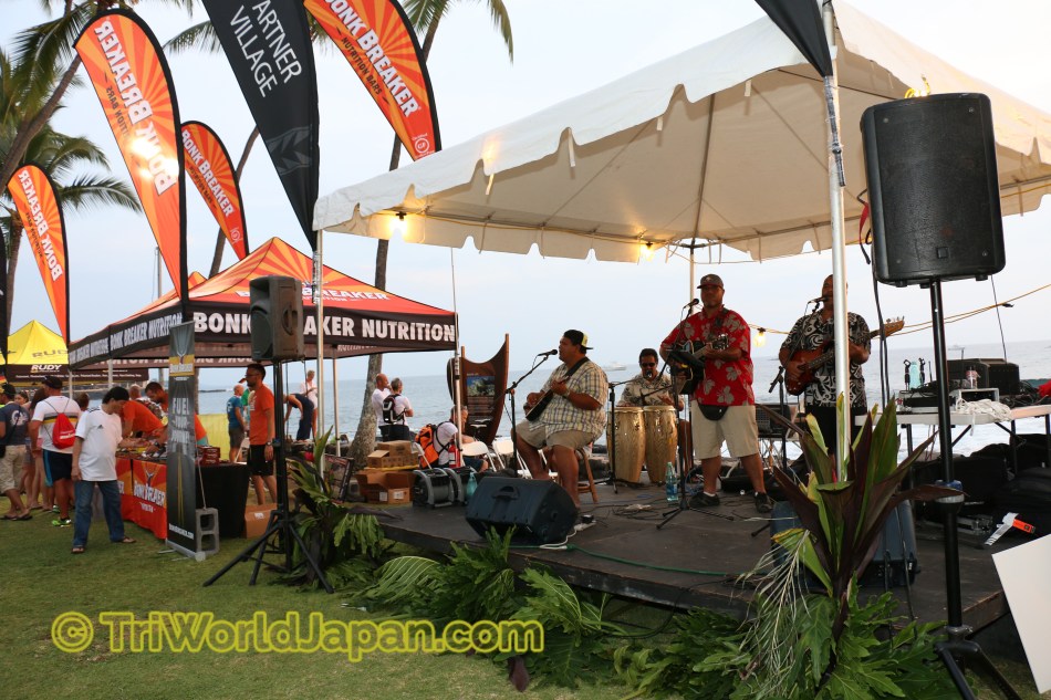 エキスポでは、商品をただ見るだけではなく、ハワイアンミュージックも聞きながら楽しめます