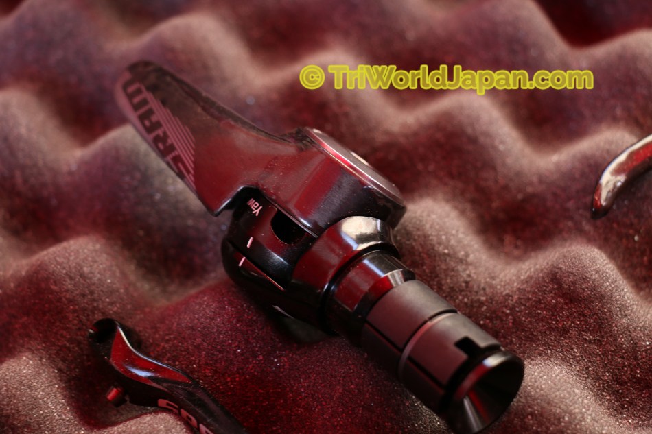 ハイエンドモデルのカーボン素材のSram R2Cギアシフター