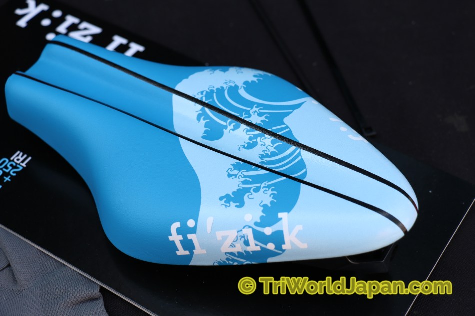 さざ波のオリジナルデザインが目を引く