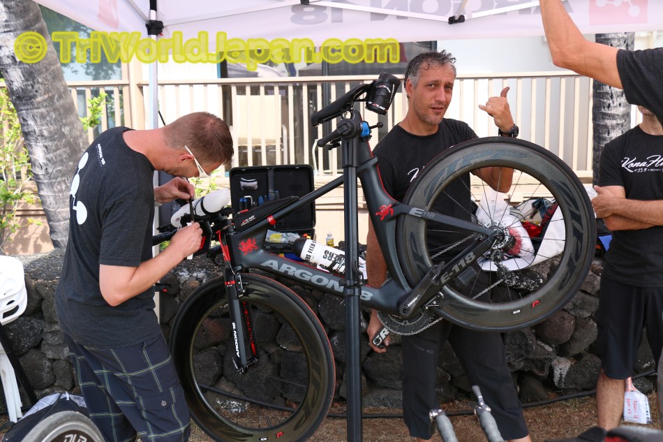 毎年ハワイでのバイクカウント数を増やすカナダ発Argon 18のブースでは、ライダー限定無料メンテ中