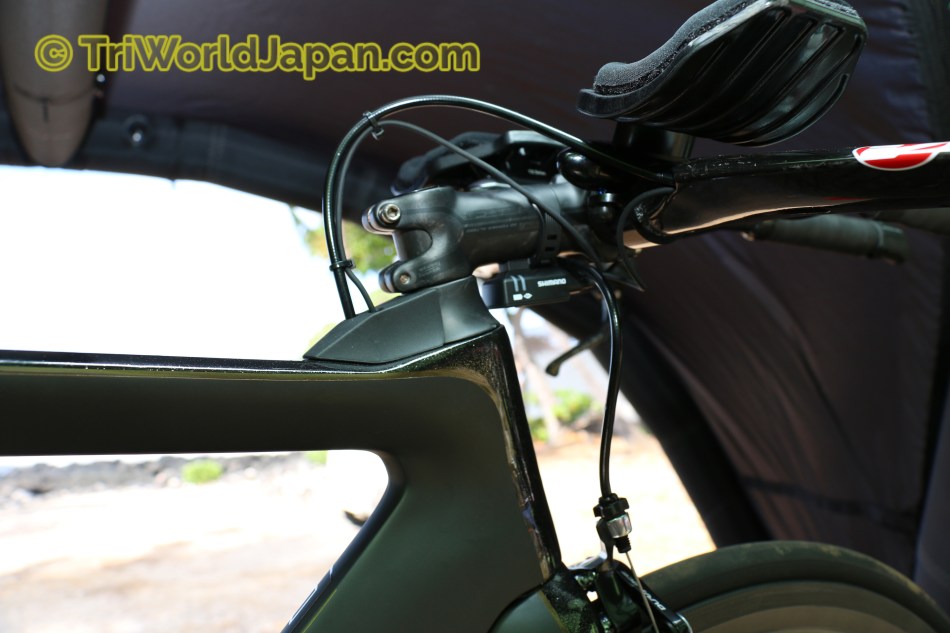 複雑な一体型ステムではなく、シンプルなハンドル周りでライダーにとって扱いやすい