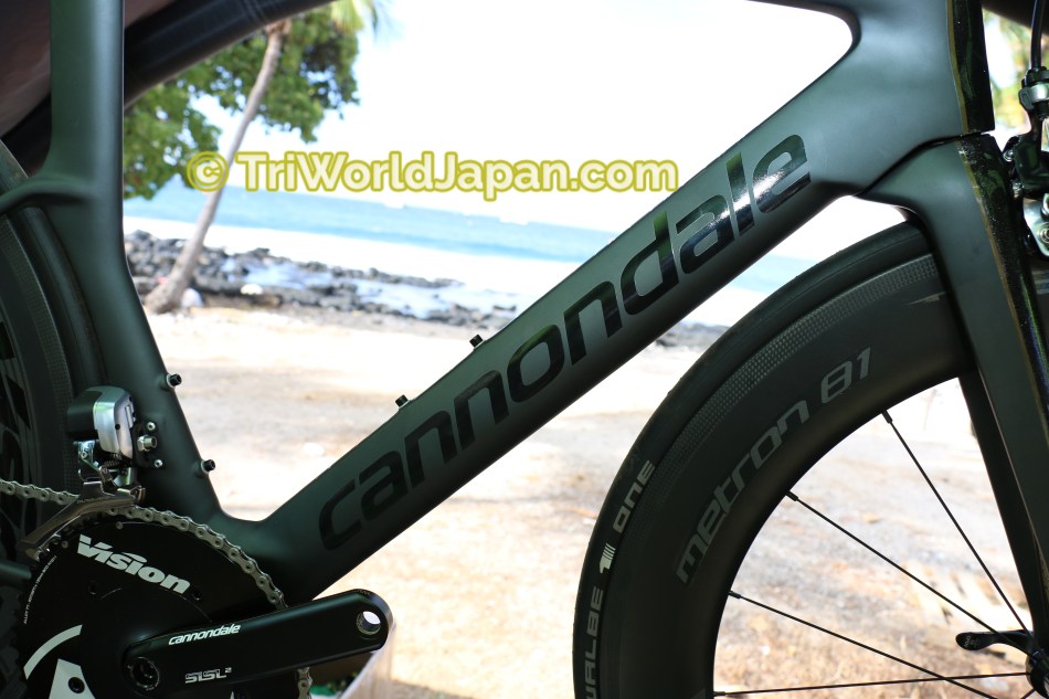 マッドブラック色と共に、フレームデザインもシンプルかつスムーズさが目立つ