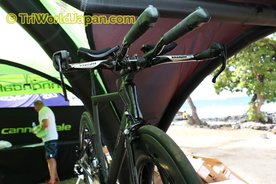 ヘッドチューブもブレーキキャリパーの形に合わせたデザイン