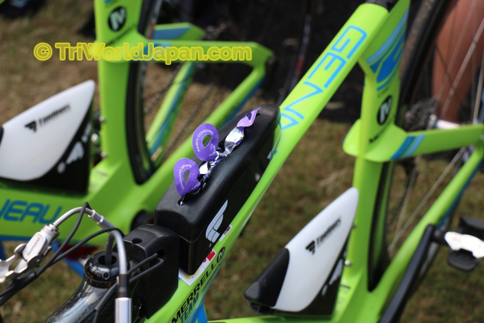 Garneau TTR1バイクのトップチューブには、２点ボルトがあり、専用ベントーボックスをしっかり固定できる