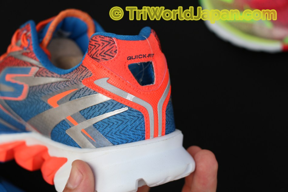 GoRun4には、トランジションでも履きやすい様に、Quick Fitという指をひっかける穴がある