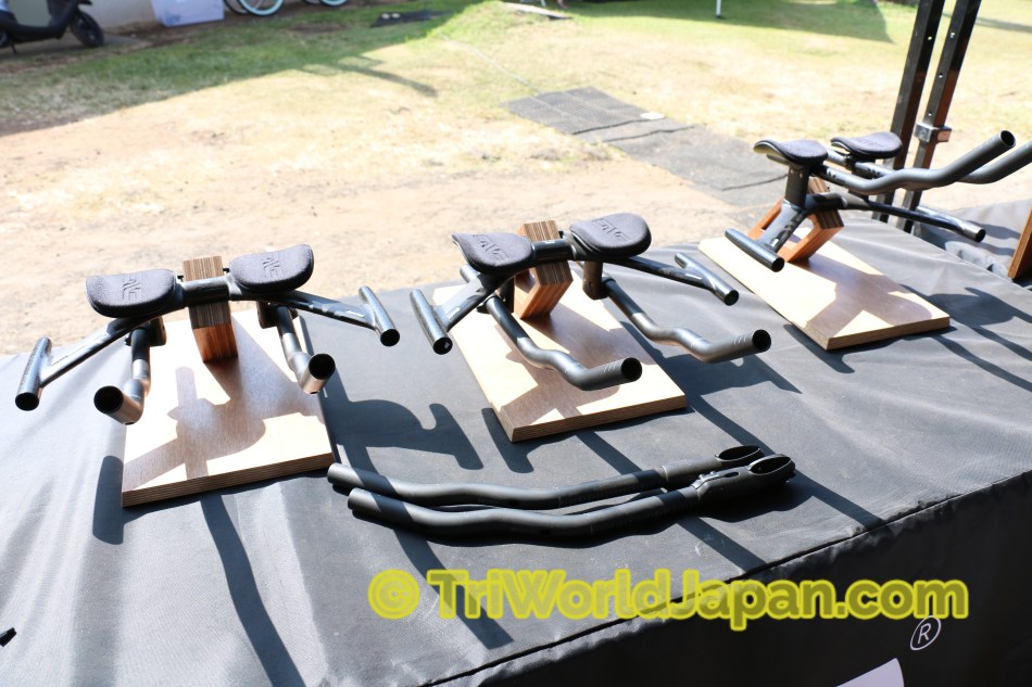 EnveのフルカーボンエアロバーSES Aero Barは、３段階のパッドやバーの位置付けが可能