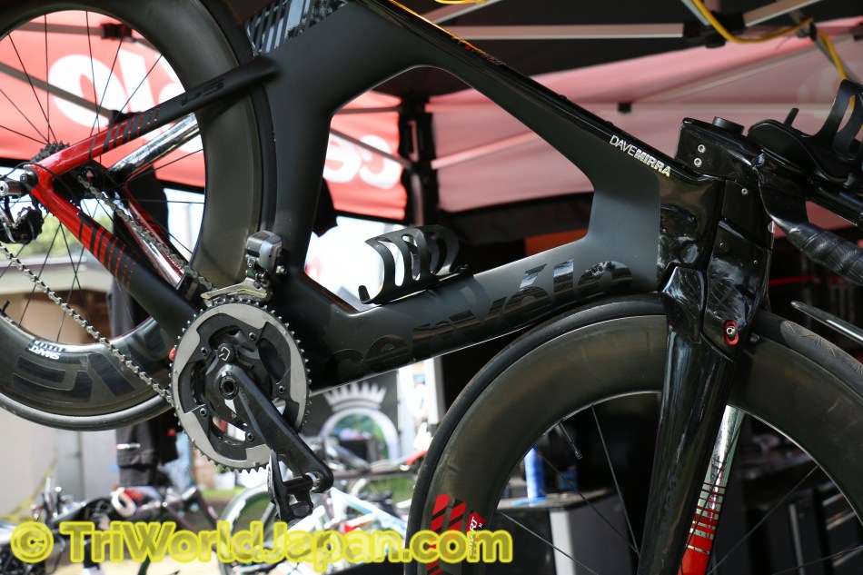 黒単色でも艶出しをうまく使ったペイント