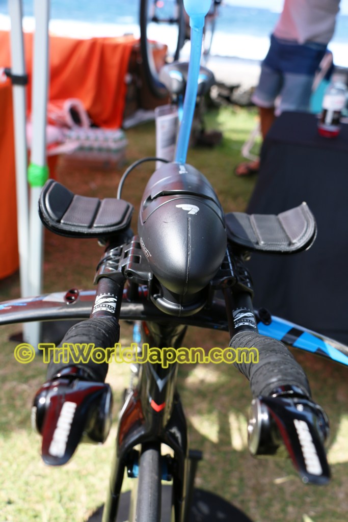 正面からみても、空気抵抗を考えたボトル形状をしている。