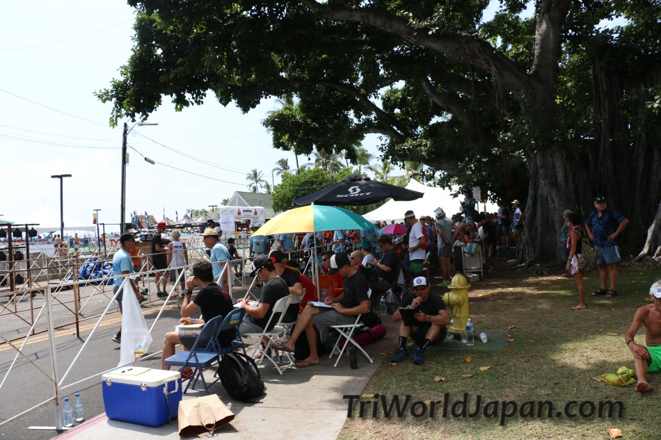 バイク関係スタッフが、日陰で座りながら、バイクやパーツの種類等、一人ずつ細かく数えていってます。