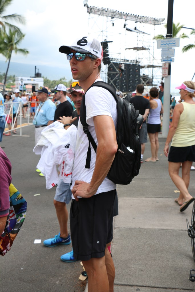 Tシャツ配りの先駆けでもあるCerveloは、１０回目を迎え、CerveloアスリートのBalazs Csokeが直々に配ってます