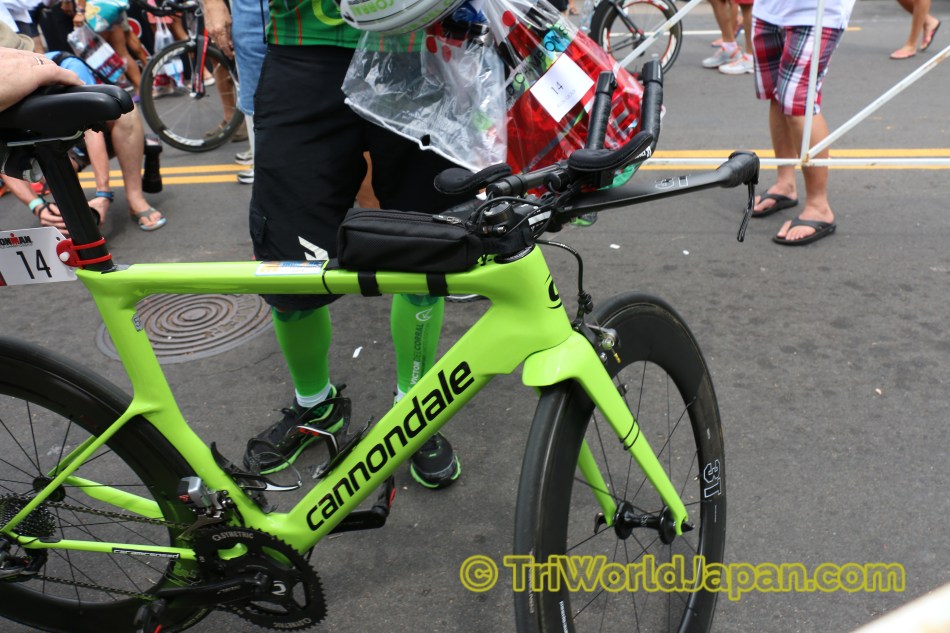 プロアスリートVictor Del CorralのネオングリーンカラーのCannondale Slice