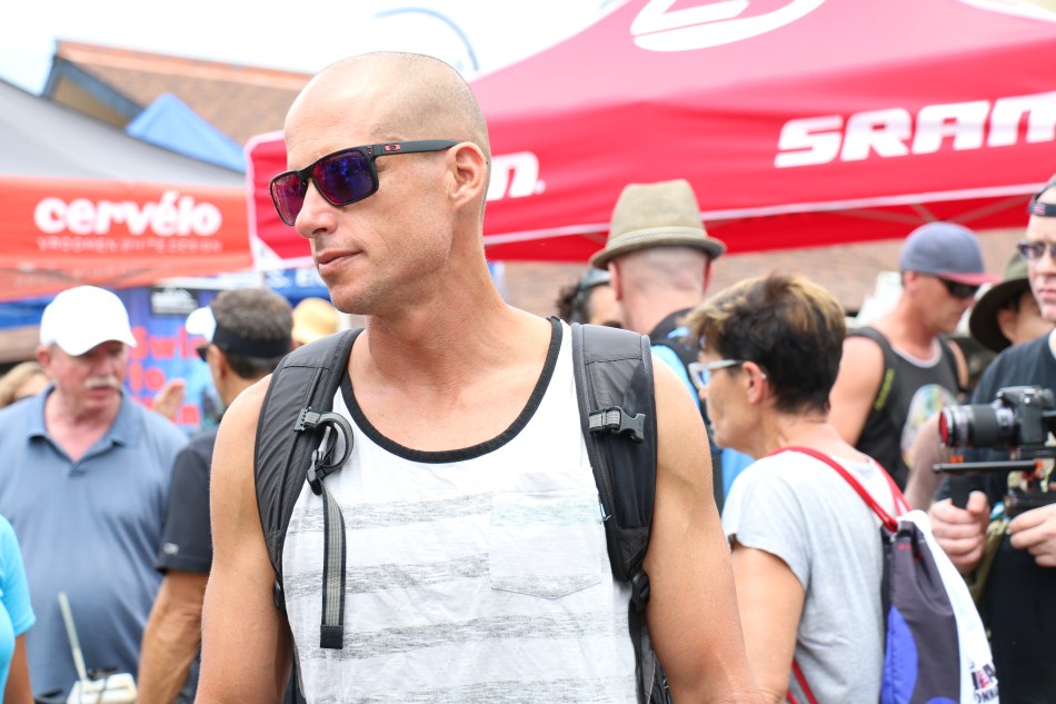 高速バイカーの一人だったアメリカ代表Chris Lietoは、バイクチェックインでウロウロしてます。