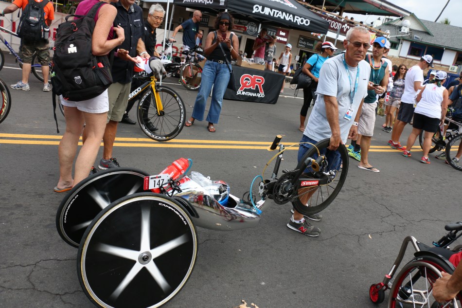 鏡ばりのボディーをしているハンドサイクルバイク