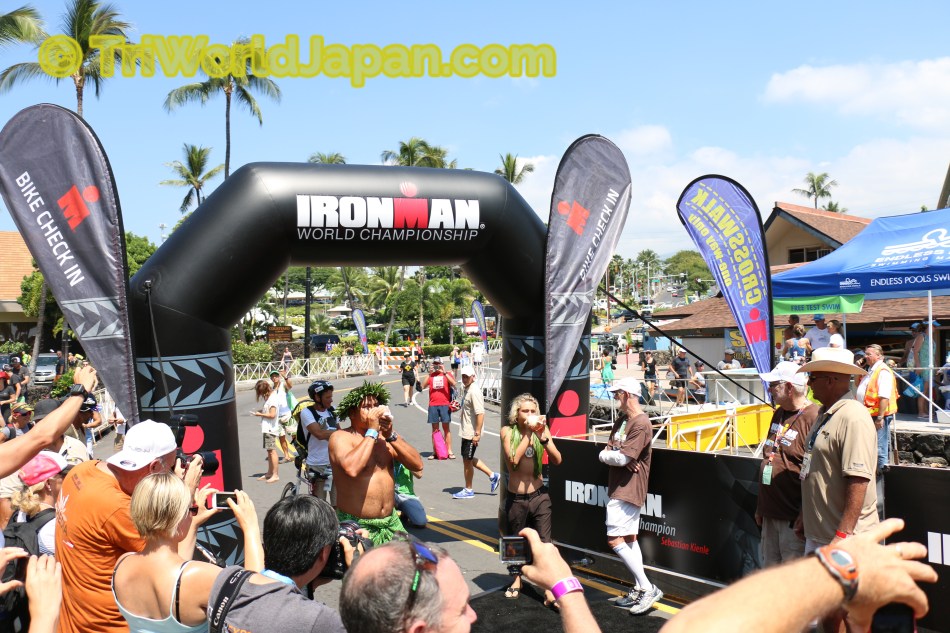 2015IMKonaBikeChekinOpen